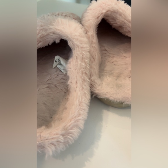 Pink fuzzy slippers feet foot gently worn used sz 6 ladies my favorite loved - Picture 4 of 9